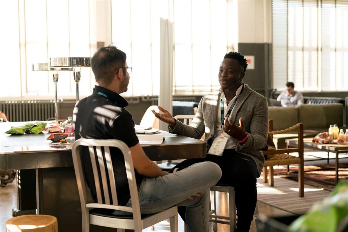 Deux professionnels échangent assis autour d’une table